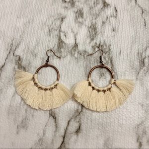 ❤️❤️❤️SOLD❤️❤️❤️2/$20!✨boho chic tassel earrings in cream